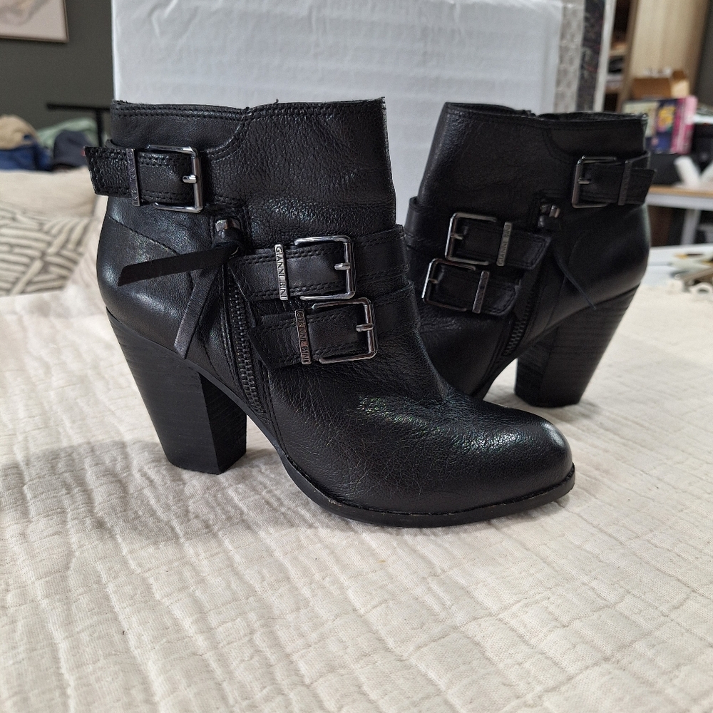 Gianni Bini Elegant Black Ankle Boots with Double Buckle